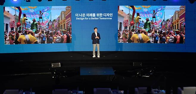Lee Don-tae, executive vice president and head of the Corporate Design Center at Samsung Electronics, speaks at the Herald Design Forum in Seoul on Thursday. (Park Hae-mook/The Korea Herald)