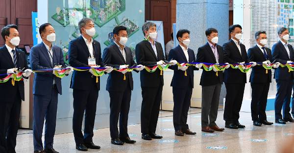 지난 13일 제40회 대한민국 에너지대전 개회식에서 참석자들이 테이프 커팅을 하고 있다. 왼쪽부터 진옥동 신한은행장, 강성희 캐리어에어컨 회장, 이낙규 한국생산기술연구원장, 이재승 삼성전자 사장, 김창섭 한국에너지공단 이사장, 박기영 산업통상자원부 차관, 권순황 LG전자 사장, 박종환 현대에너지솔루션 대표, 박경일 SK에코플랜트 대표, 정재훈 한국수력원자력 사장.