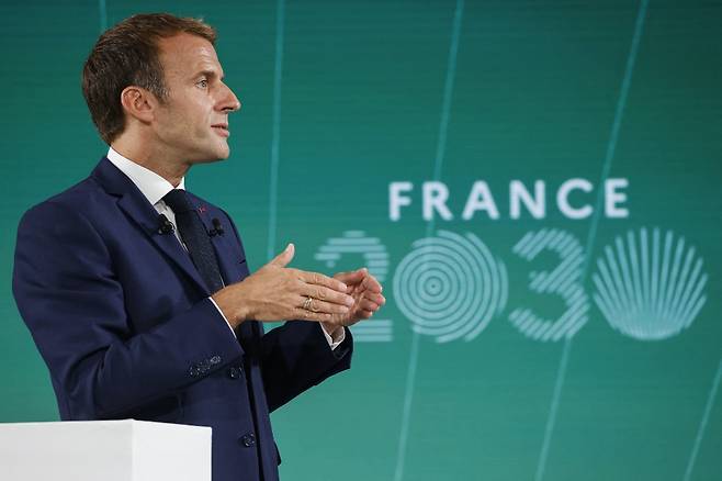 에마뉘엘 마크롱 프랑스 대통령이 12일(현지시간) '프랑스 2030' 투자 계획을 발표하고 있다. /사진=AFP