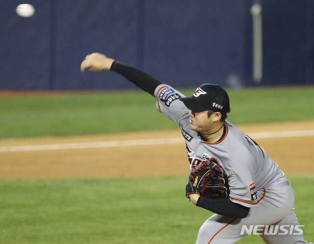 [서울=뉴시스] 조수정 기자 = 28일 오후 서울 송파구 잠실야구장에서 열린 2020 신한은행 SOL KBO리그 LG 트윈스와 한화 이글스 경기, 연장 10회 말 한화 투수 김진영이 역투하고 있다. 2020.10.28.  chocrystal@newsis.com