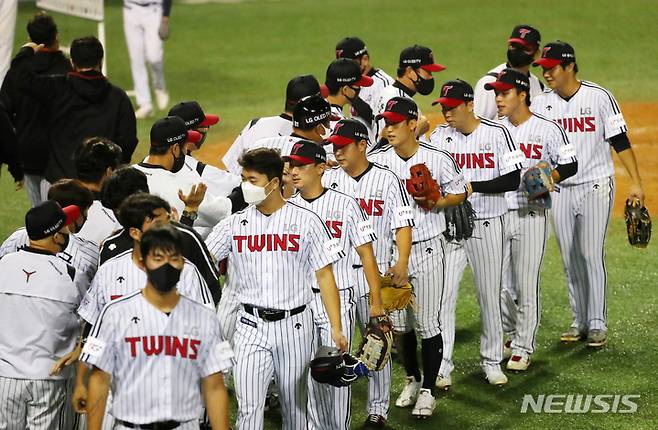 [서울=뉴시스] 배훈식 기자 = 30일 오후 서울 송파구 잠실야구장에서 열린 2021 신한은행 SOL KBO리그 LG 트윈스와 두산 베어스의 경기, 12대 4로 승리한 LG 선수들이 하이파이브를 하고 있다. 2021.09.30. dahora83@newsis.com