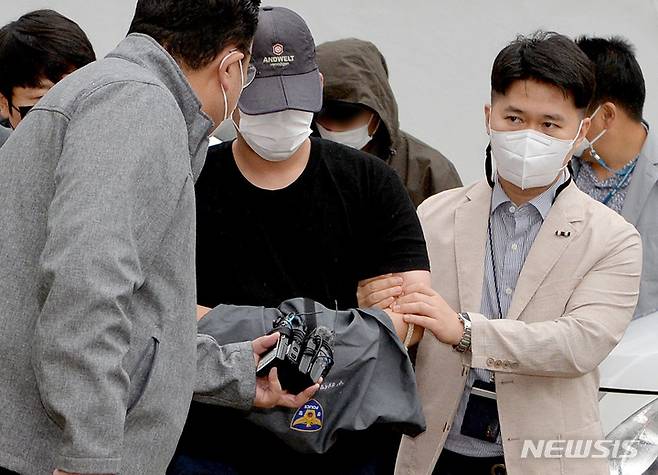 [광주=뉴시스] 신대희 기자 = 사망 보험금을 노리고 여자친구를 살해하려 한 혐의(살인미수)를 받는 고교 동창생 3명이 12일 광주지법 101호 법정(영장 실질심사장)으로 들어가기에 앞서 취재진 질문을 받고 있다. 2021.10.12. sdhdream@newsis.com