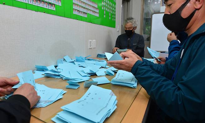 지난 13일 경북 포항시내버스 (주)코리아와이드 포항 노동조합 사무실에서 2021년도 단체협상 결렬에 따른 조합원 찬반 투표 개표를 하고 있다. 뉴스1