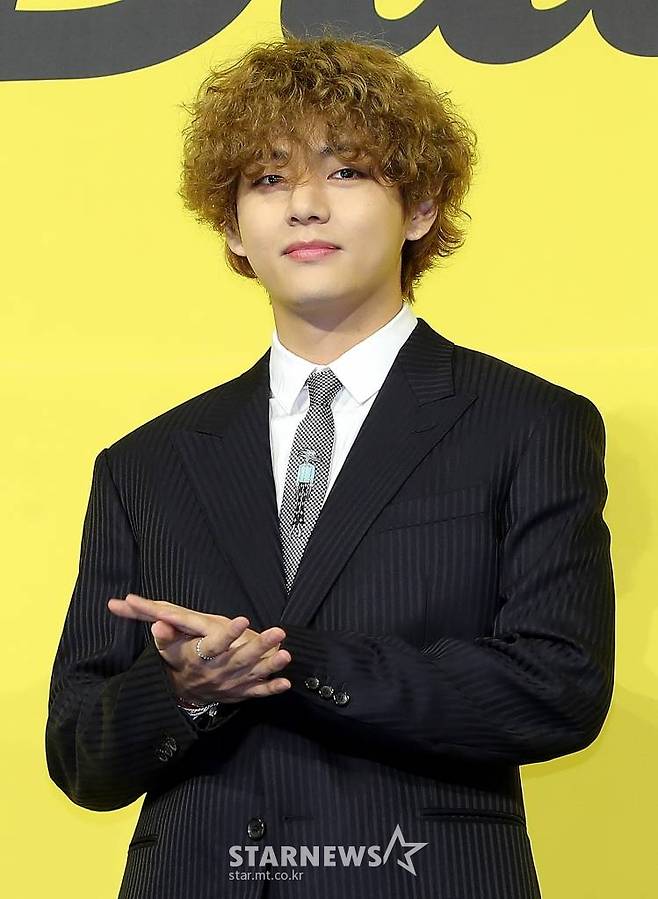 방탄소년단(BTS) 뷔가 21일 오후 서울 송파구 방이동 올림픽홀에서 진행된 새 싱글앨범 'Butter' 발매 기념 쇼케이스에서 포즈를 취하고 있다. 'Butter'에는 버터처럼 부드럽게 녹아들어 너를 사로잡겠다는 방탄소년단의 귀여운 고백이 담겨있다. 방탄소년단은 'Butter'를 사실상의 선 공개 싱글로 스타트를 끊고 6월 중 'Butter'가 포함된 새 앨범을 발매할 계획이다. 2021.05.21 /사진=김창현 기자 chmt@