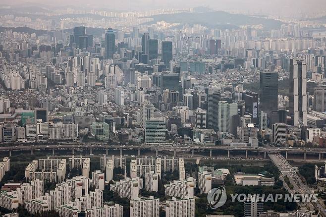 서울 송파구 잠실 롯데월드타워 '서울스카이' 전망대에서 바라본 서울 강남일대의 모습 [연합뉴스 자료사진]