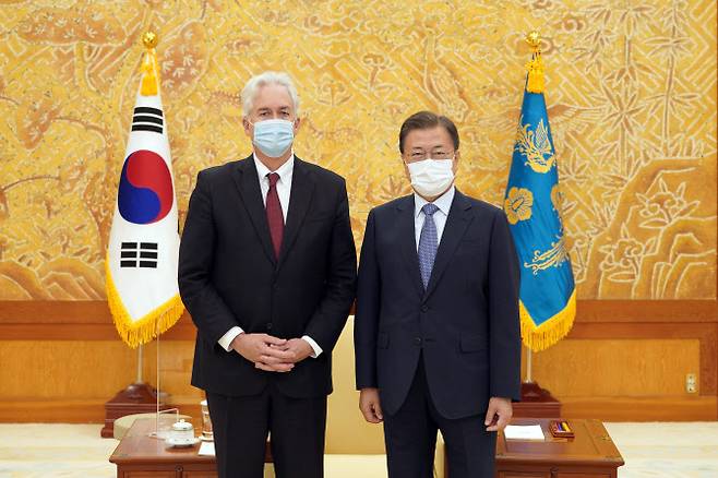 문재인 대통령이 15일 청와대 본관 접견실에서 윌리엄 번스 미 중앙정보국(CIA) 국장을 접견하며 기념촬영을 하고 있다.(사진=청와대 제공)