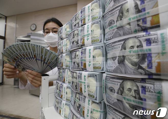 서울 중구 하나은행 위변조대응센터에서 직원이 달러 지폐를 점검하고 있다. 2020.3.18/뉴스1 © News1 신웅수 기자