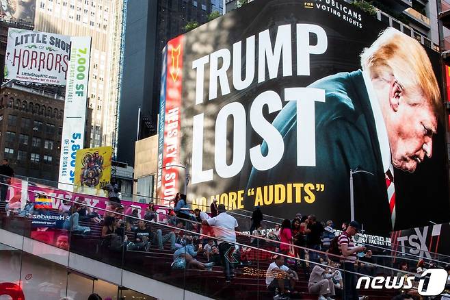 14일(현지시간) 미국 뉴욕 맨해튼 소재 타임스퀘어 광장 한복판에 설치된 디지털 광고판에 "트럼프는 졌다"고 적혀있다. 2021.10.14 © 로이터=뉴스1