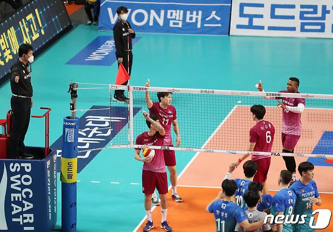 14일 오후 서울 중구 장충체육관에서 열린 프로배구 남자부 '2020-2021 도드람 V-리그' 챔피언결정전 3차전 우리카드와 대한항공의 경기에서 대한항공 선수들이 우리카드의 네트 안테나 터치에 대해 심판에 항의하고 있다. 2021.4.14/뉴스1 © News1 박정호 기자