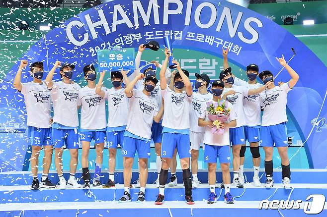 21일 경기도 의정부체육관에서 열린 2021 의정부·도드람컵 프로배구대회 결승전 OK 금융그룹과의 경기에서 세트 스코어 3대0 승리를 거두며 6년 만에 프로배구 컵대회 우승을 달성한 우리카드 선수들이 시상식에서 환호하고 있다. (KOVO 제공) 2021.8.21/뉴스1 © News1