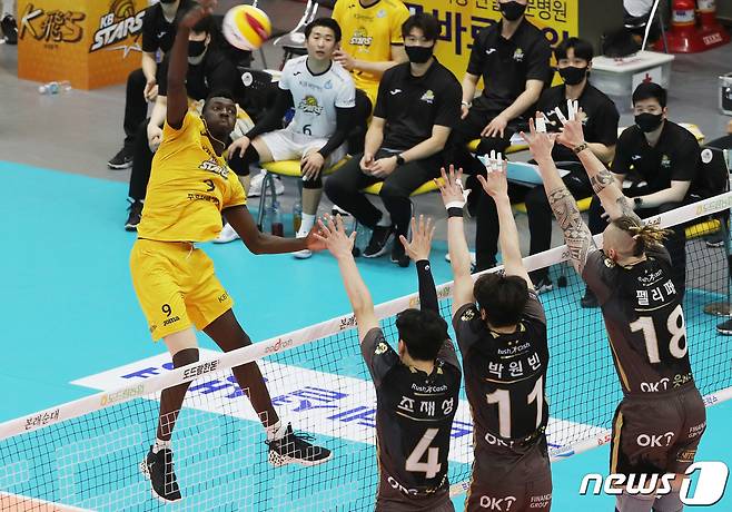21일 경기 의정부체육관에서 열린 프로배구 도드람 2020-2021 V리그 KB손해보험과 OK금융그룹의 경기에서 KB 케이타가 공격하고 있다. © News1 이성철 기자