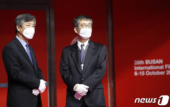 이용관 부산영화제 이사장과 허문영 집행위원장(오른쪽)이 6일 오후 부산광역시 우동 영화의 전당에서 열린 '제26회 부산국제영화제(BIFF)' 개막식 레드카펫 행사에 참석해 손님 맞을 준비를 하고 있다. 2021.10.6/뉴스1 © News1 권현진 기자
