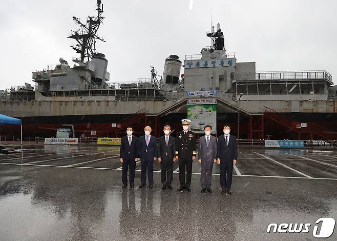 15일 오후 강원 강릉 통일공원 함정전시관 앞에서 김성학 해군 1함대 사령관, 김왕규 강릉부시장, 역대 전북함 함장 등이 참석한 가운데 전북함 해체식이 거행됐다.(강릉시 제공) 2021.10.15/뉴스1