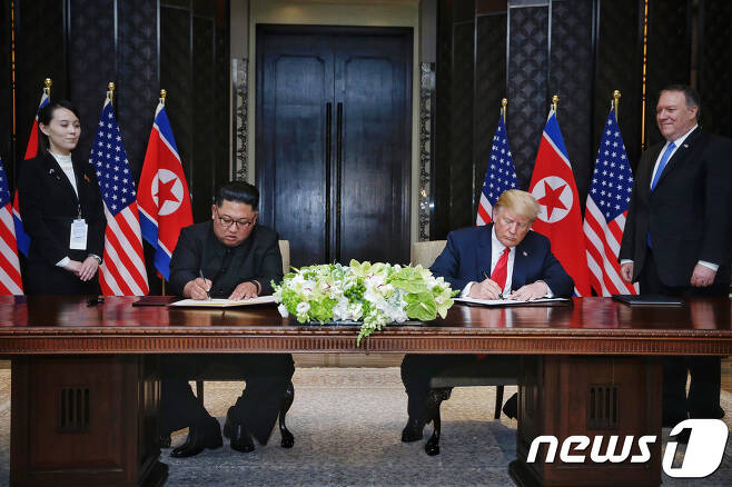 지난 2018년 6월12일 싱가포르 센토사섬 카펠라 호텔에서 김정은 북한 조선노동당 총비서(왼쪽)와 도널드 트럼프 당시 미국 대통령이 북미정상회담 공동합의문에 서명하고 있다. (싱가포르통신정보부 제공) 2018.6.12/뉴스1