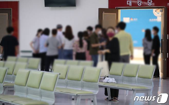 9월 29일 오후 대전 중구 효문화마을관리원 강당에서 중구청 직원 수십 명이 관내에서 진행될 행사에 사용할 플레시몹 연습에 동원됐다. 구청 직원들이 연습을 마치고 이동하고 있다. 이날 직원들이 연습한 효문화마을관리원 입구는 굳게 잠겨있고 임시휴관중 안내문이 붙었다. 2021.9.29/뉴스1 © News1 김기태 기자