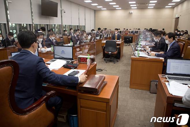 김민석 위원장이 15일 오전 서울 여의도 국회 상임위 보건복지위에서 국민건강보험공단, 건강보험심사평가원에 대한 국정감사에서 의사봉을 두드리고 있다. 2021.10.15/뉴스1 © News1 이동해 기자