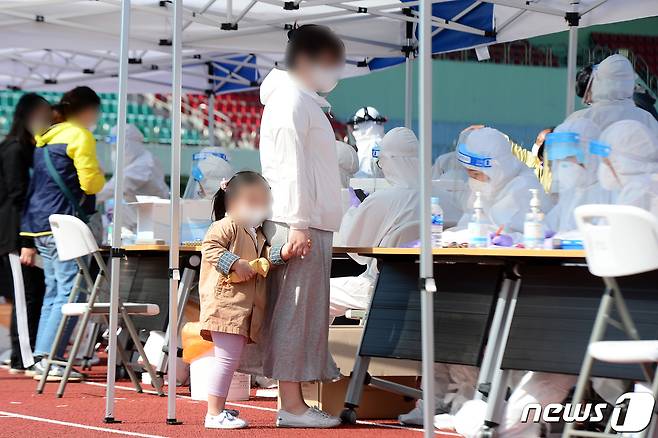 전남 고흥군 박지성공설운동장에 설치된 임시 선별진료소에서 한 아이가 신종 코로나바이러스 감염증(코로나19) 진단 검사를 받기 위해 기다리고 있다. /뉴스1 DB © News1
