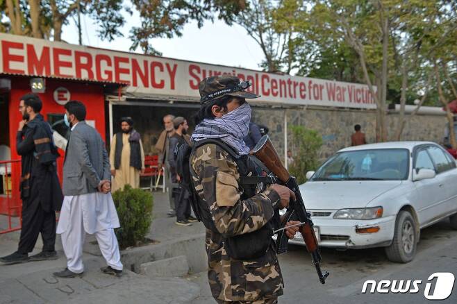3일(현지시간) 아프가니스탄 카불의 모스크에서 발생한 폭탄 테러 희생자들을 후송한 병원 입구에 탈레반 병사가 경비를 하고 있다. © AFP=뉴스1 © News1 우동명 기자