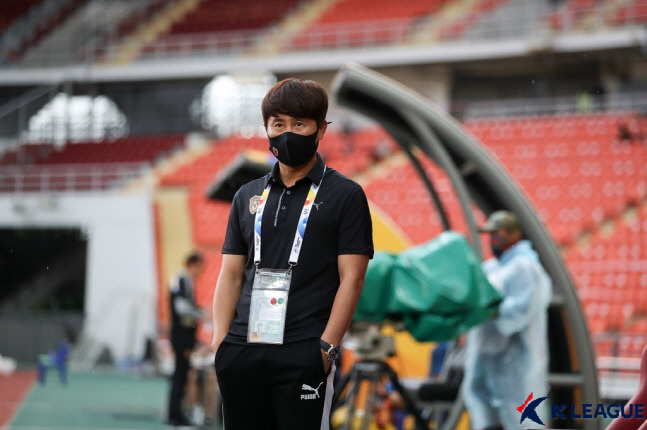 김기동 포항 감독이 지난 7월 태국에서 열린 ACL 조별리그 경기를 바라보고 있다. 제공 | 한국프로축구연맹