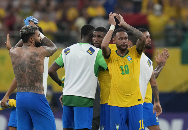 네이마르(오른쪽에서 첫 번째)가 15일(한국시간) 2022 카타르월드컵 남미 예선에서 우루과이를 꺾고 환호하고 있다. 마나우스 | AP연합뉴스