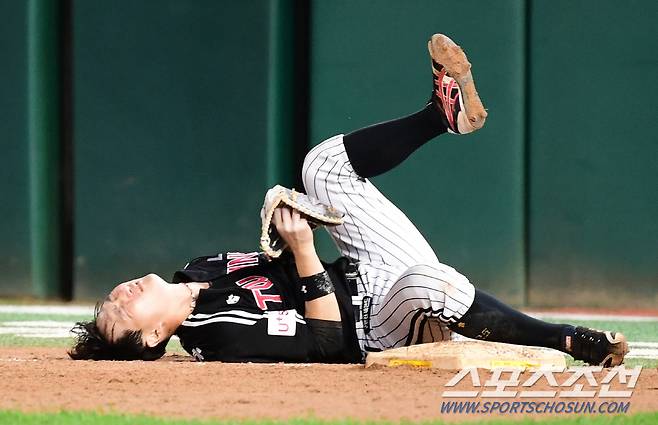 12일 인천 SSG랜더스필드에서 KBO리그 SSG와 LG의 경기가 열렸다. 9회말 SSG 고명준과 충돌하며 쓰러진 LG 이상호. 인천=송정헌 기자 songs@sportschosun.com/2021.10.12/