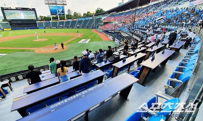 지난 6월 잠시 수도권 관중 입장이 허용됐을 당시 잠실구장. 스포츠조선DB