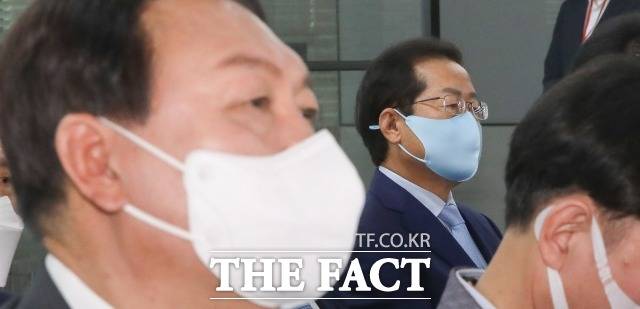 국민의힘 대선 주자인 홍준표 의원은 14일 윤석열 전 검찰총장을 향해 "참 오만방자하다. 뻔뻔하고 건방지기 짝이 없다"며 강도 높게 비난했다. /이선화 기자