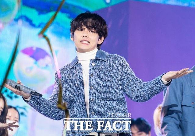 그룹 방탄소년단 멤버 뷔가 '황당한 열애설'에 불편한 기색을 내비쳤다. 사진은 '2021 더팩트 뮤직 어워즈'에 참석해 퍼포먼스를 펼치는 뷔. /이동률 기자