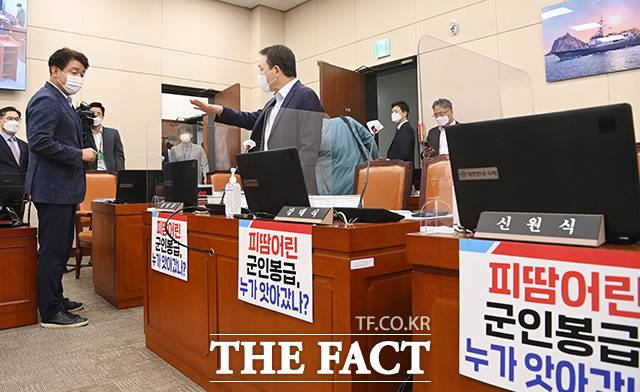 15일 국회에서 열린 국방위원회의 5·18민주화운동 진상규명 조사위, 병무청 등의 국정감사에서 여야 간사인 기동민, 성일종 의원이 피켓 부착과 관련해 언쟁을 벌이고 있다. 이날 오전 국정감사는 파행됐다. / 국회=남윤호 기자