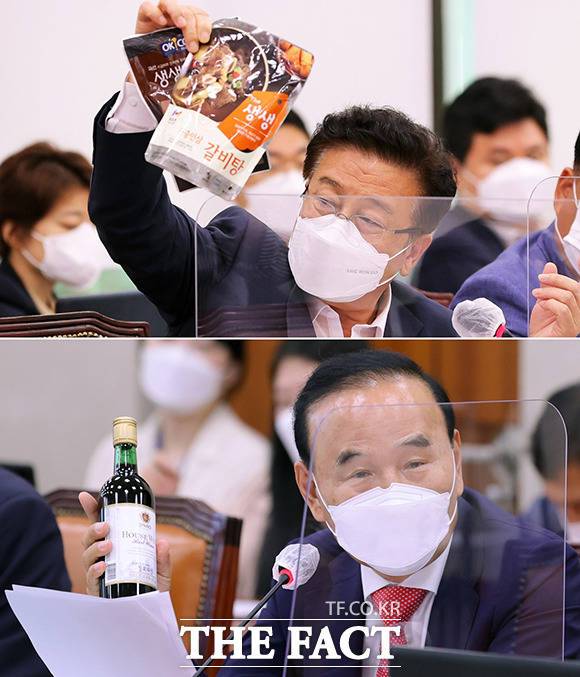 윤재갑 더불어민주당 의원이 15일 오전 서울 여의도 국회에서 열린 농림축산식품해양수산위원회의 농협중앙회, 농협경제지주, 농협금융지주, 농협은행 등에 대한 국정감사에서 젖소 고기로 만들어진 갈비탕을 들어 보이고 있다. 아래는 박덕흠 무소속 의원이 가져온 스페인산 진로 포도주. /국회=이선화 기자