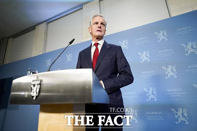 기자회견 갖는 노르웨이의 신임 총리 요나스 가흐르 스토어. / 콩스베르그=AP.뉴시스