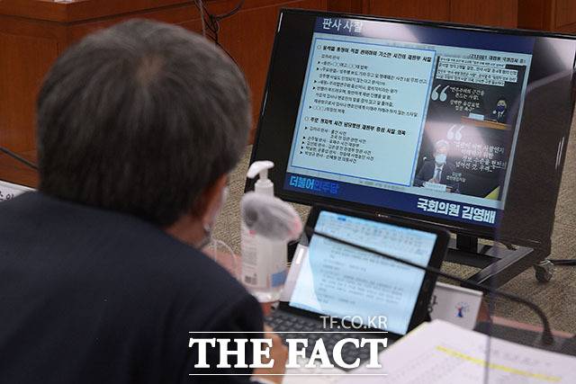 '윤석열 전 총장의 판사 사찰 개입' 관련한 질의 바라보는 배기열 서울행정법원장.