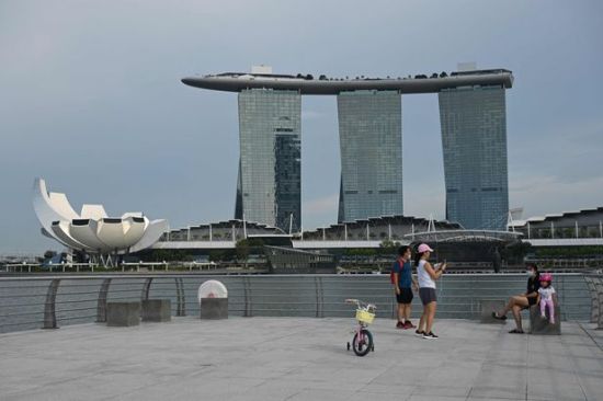 싱가포르 정부가 최근 자가 격리 없는 해외여행을 허용하겠다고 밝히자,  몰려드는 예약자로 항공사와 여행사 홈페이지가 마비됐다. [이미지출처=연합뉴스]