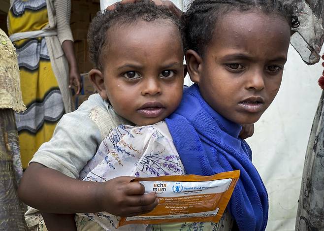 지난 8월 세계식량계획(WFP)으로부터 먹을거리를 지원받은 에티오피아 어린이들/AP 연합뉴스