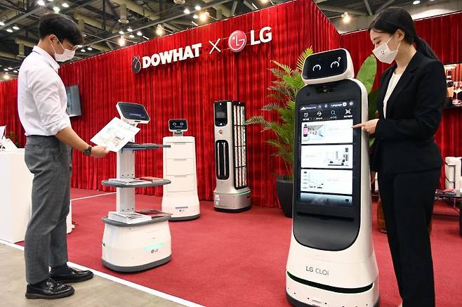 LG전자는 오는 17일까지 ‘2021 호텔쇼’에 참가해 LG 클로이 로봇 솔루션을 소개한다. 사진 왼쪽부터 선반형 LG 클로이 서브봇, 서랍형 LG 클로이 서브봇, LG 클로이 UV-C봇, LG 클로이 가이드봇./ LG전자 제공