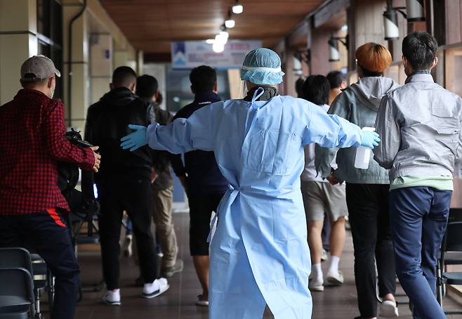 15일 오전 서울 송파구보건소 선별진료소에서 시민들이 신종 코로나바이러스 감염증 검사를 받기 위해 대기하고 있다. /연합뉴스