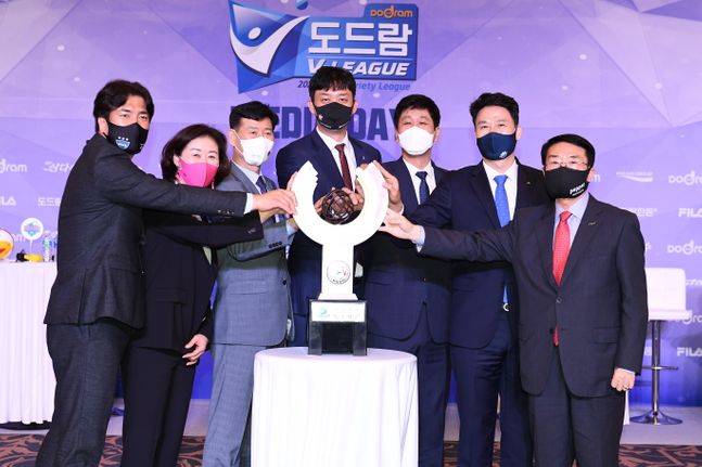 여자배구 7개 구단 감독들이 우승트로피를 놓고 기념촬영을 하고 있다. ⓒ KOVO