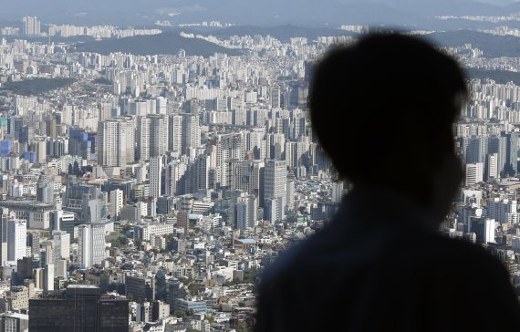 [서울=뉴시스] 고승민 기자 = 이번 정부 들어 4년 4개월 동안 3.3㎡당 서울 아파트값이 두 배 오른 것으로 알려진 13일 서울 시내 아파트 모습. KB국민은행 월간 주택매매가격 시계열 통계에 따르면, 서울 3.3㎡당 평균 아파트값은 지난달 4652만원으로 집계됐다. 이번 정부가 출범한 2017년 5월 2326만원에서 2배 상승한 것이다. 한편, 서울 아파트 평균 전셋값은 2017년 5월 1641만원에서 지난달 2477만원으로 올라 50.9% 상승률을 기록했다. 이어 ▲강동구(62.1%) ▲강남구(59.9%) ▲서초구(59.2%) ▲송파구(57.0%) ▲성북구(53.6%) 순으로 나타났다. 2021.10.13. kkssmm99@newsis.com <저작권자ⓒ 공감언론 뉴시스통신사. 무단전재-재배포 금지.> /사진=뉴시스화상