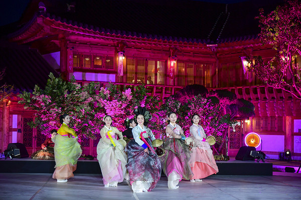 ‘한복문화 봄주간’에 광한루에서 열린 문화공연 모습.(사진=남원시)