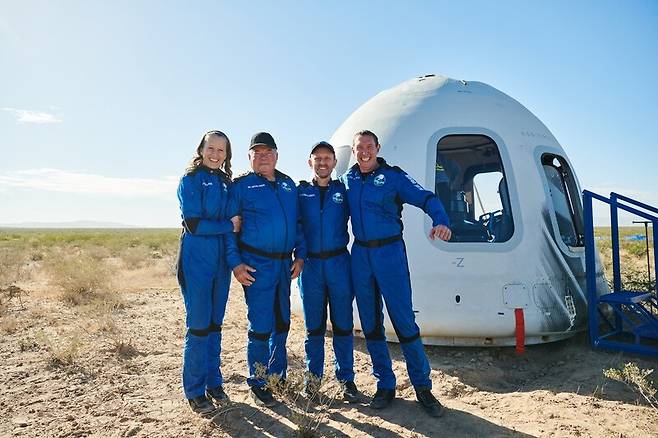 착륙 후 캡슐 앞에서 기념 촬영을 하고 있는 준궤도 우주여행팀. 블루오리진 제공