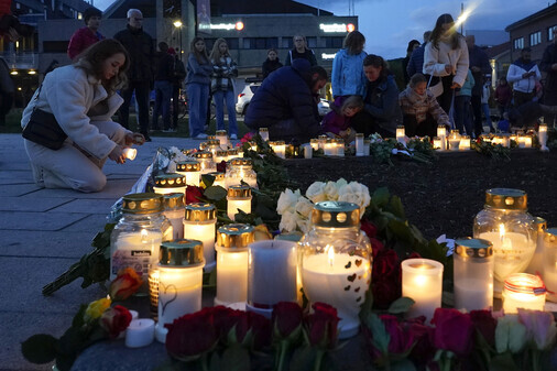 30대 남성의 활과 화살 공격으로 5명이 숨진 노르웨이의 남부 도시 콩스베르크 광장에 14일 희생자를 추모하는 꽃과 촛불이 놓여 있다. 콩스베르크/NTB via AP 연합뉴스