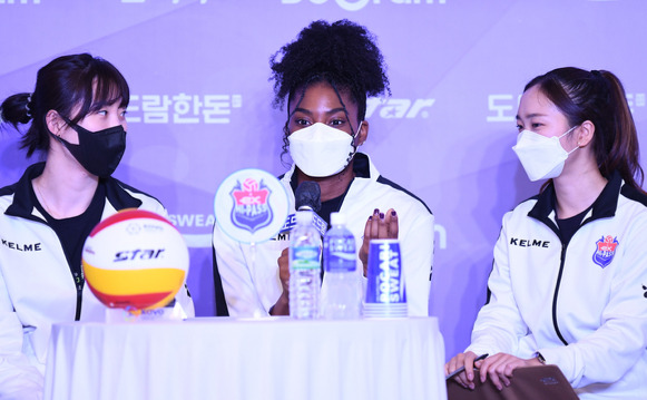 박정아(왼쪽)와 켈시 페인의 존재감은 한국도로공사를 우승 후보로 만들고 있다. [사진=한국배구연맹(KOVO)]