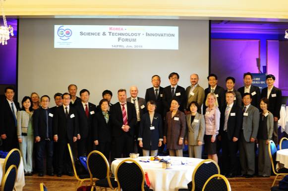 2019년 6월 14일 스톡홀름에서 열린 한-스웨덴 과학기술 네트워크 포럼에서 참석자들이 기념촬영을 하고 있다. [사진=과학기술정보통신부]