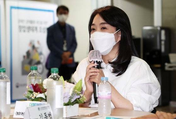 최혜영 더불어민주당 의원이 6월 18일 오후 서울 영등포구 장애인기업종합지원센터에서 열린 장애인 경제활동 촉진을 위한 간담회에서 인사말을 하고 있다. 뉴스1