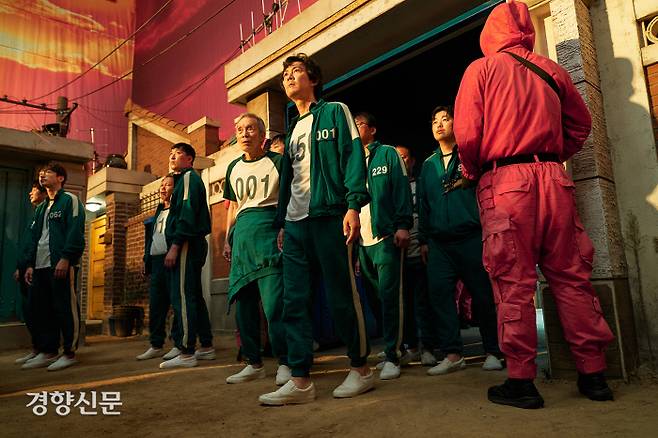 <오징어 게임>의 한 장면. 각본을 쓰고 연출을 한 황동혁 감독은 2003년 개봉한 김기덕 감독의 영화 <봄 여름 가을 겨울 그리고 봄>에서 오씨의 ‘노승(老僧)’ 연기에 깊은 감명을 받았다고 했다. <오징어 게임>을 준비하며 일찌감치 오일남 역에 오영수씨를 낙점해 두었다.  넷플릭스 제공