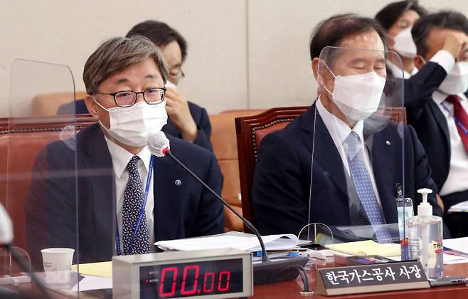 채희봉 한국가스공사 사장(왼쪽)이 15일 오전 국회에서 열린 산업통상자원중소벤처기업위원회 국정감사에서 질의에 답하고 있다. 연합뉴스