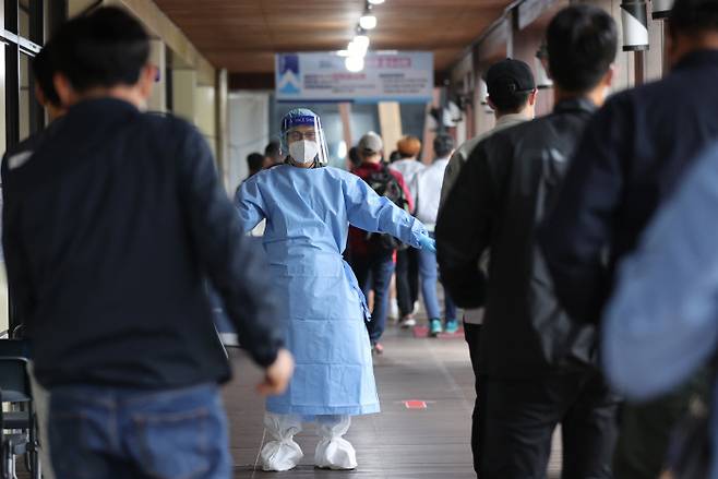 15일 오전 서울 송파구보건소 선별진료소에서 시민들이 신종 코로나바이러스 감염증 검사를 받기 위해 대기하고 있다. 연합뉴스