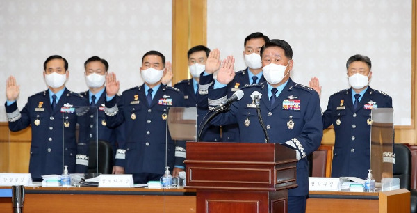 박인호 공군 참모총장이 14일 오전 충남 계룡대에서 열린 국회 국방위원회의 공군본부에 대한 국정감사에서 선서하고 있다. 연합뉴스