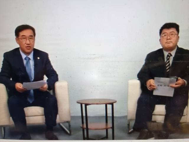 공직자 출신 맹성규 국회의원이 15일 정창교의 문화초대석에 출연해 주민자치와 문화자치에 대한 자신의 철학을 밝히고 있다. 인천복지방송 제공