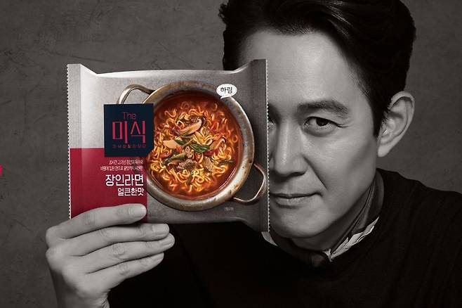 식품업체 하림이 새롭게 선보이는'The(더)미식 장인라면' 모델로 배우 이정재를 발탁했다고 오늘(15일) 밝혔다. / 사진= 하림